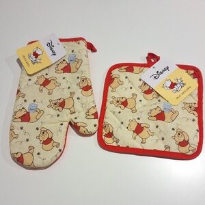 Disney Winnie the Pooh Oven Mitt And Pot Holder Set, New With Tag